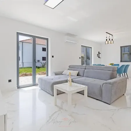 Strelitzia Apartment Split Exterior photo