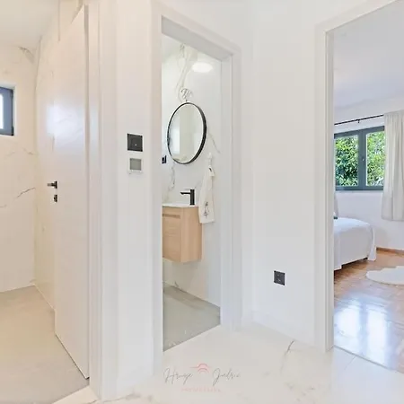 Strelitzia Apartment Split Exterior photo