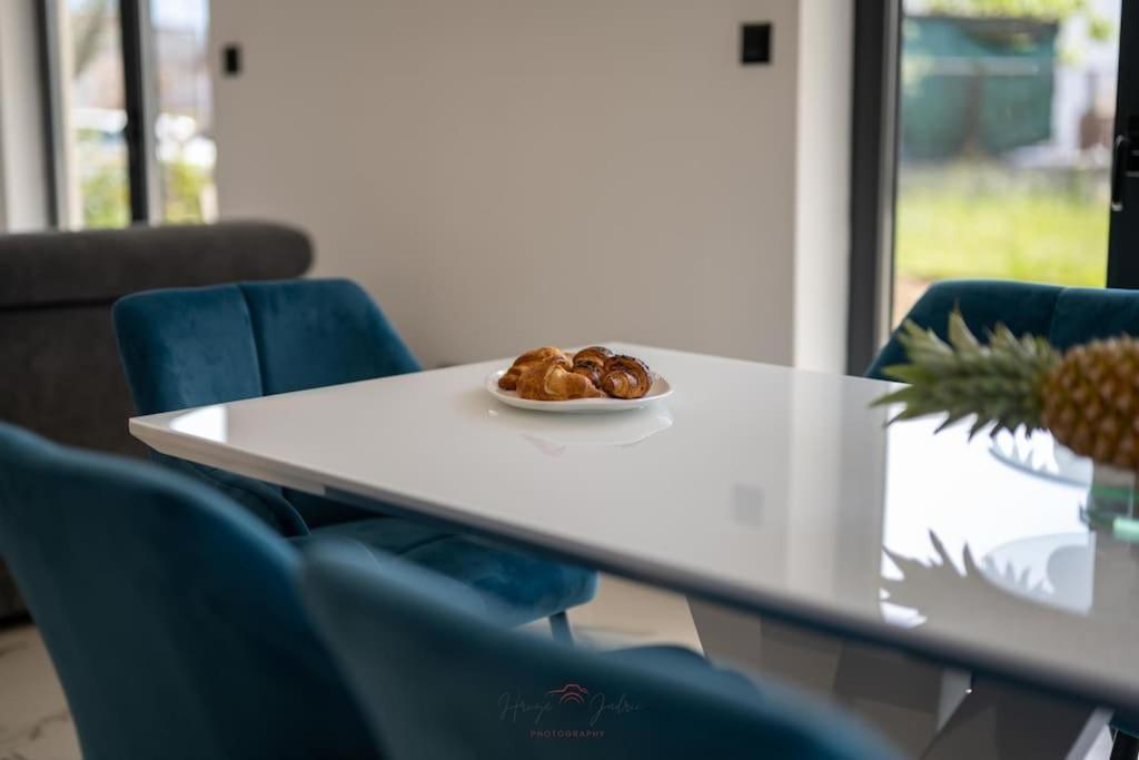 Strelitzia Apartment *